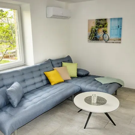 Apartment Majla Vir